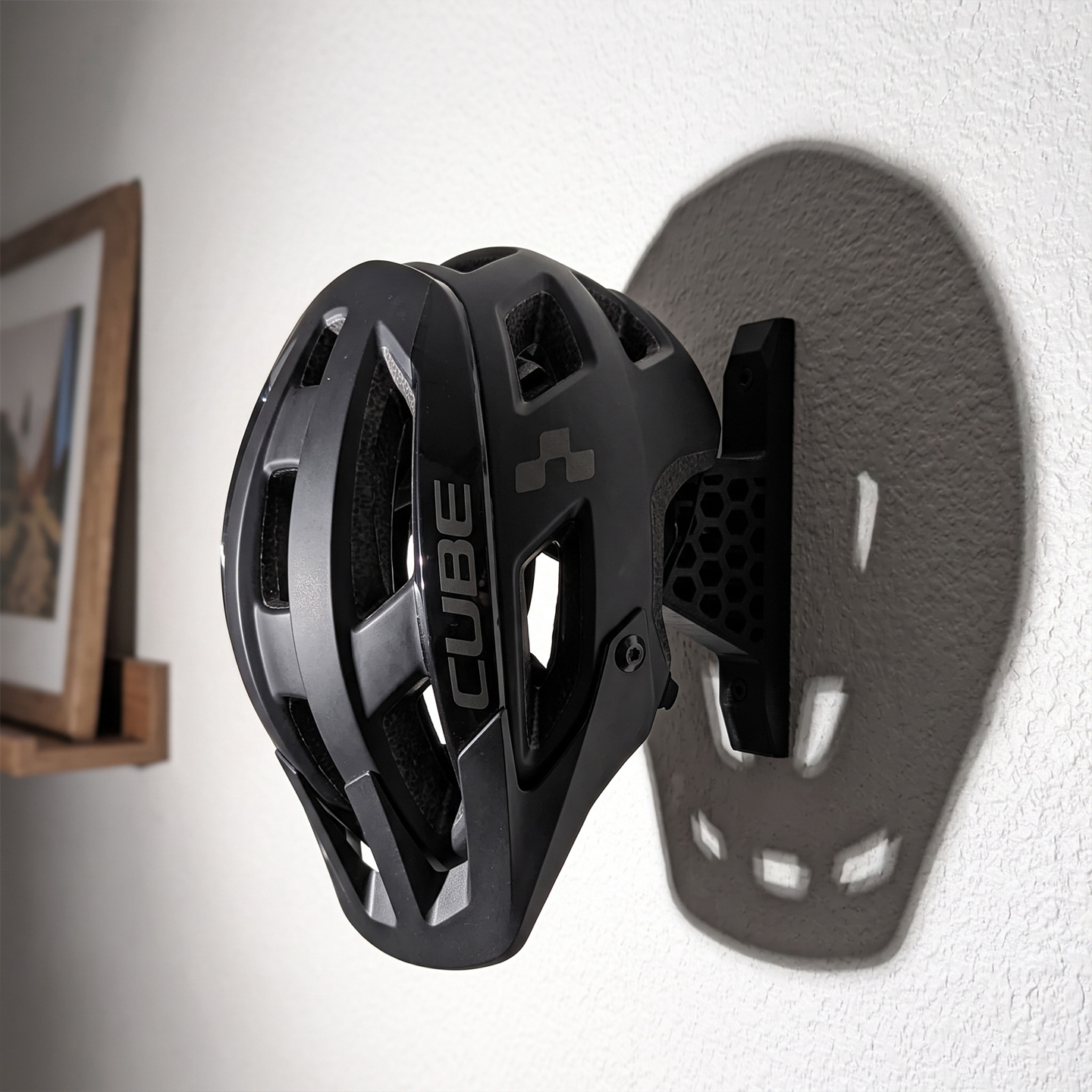 Wall-Mounted Helmet Rack – Hol - Cycling Gear Wall Storage 评论和价格